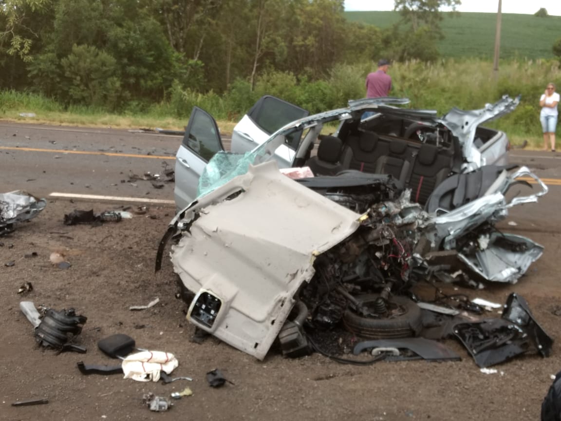  Mulher morre em acidente entre carro e ônibus em Candói