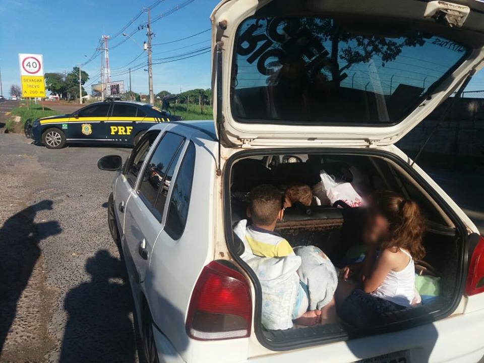  Polícia flagra crianças sendo transportadas no porta-malas de carro na BR-376, em Maringá