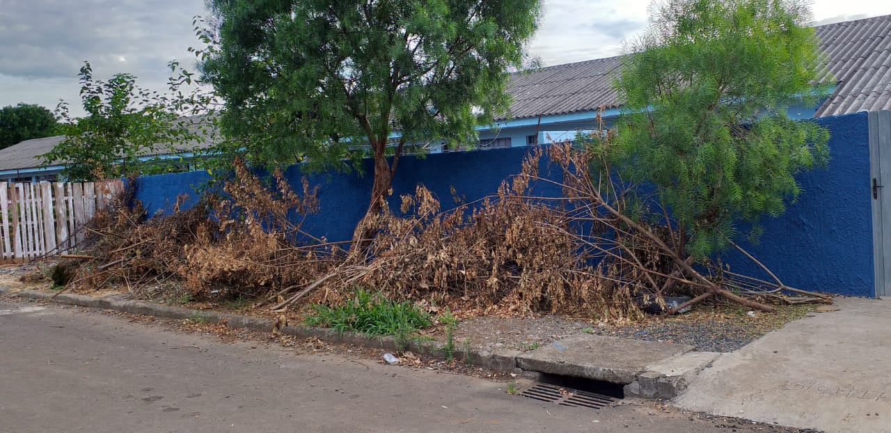  Calçada em frente de colégio em São Mateus do Sul vira ponto de descarte de lixo
