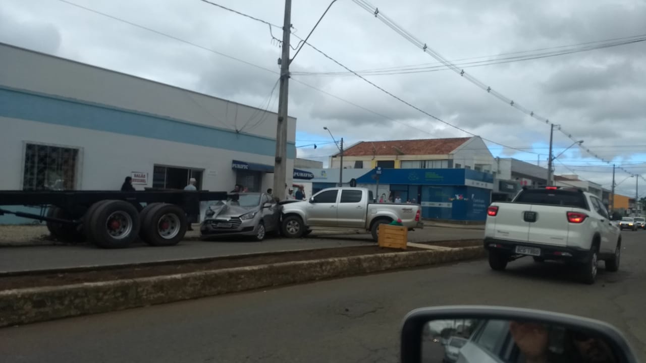  Acidente envolve vários veículos no centro de São Mateus do Sul