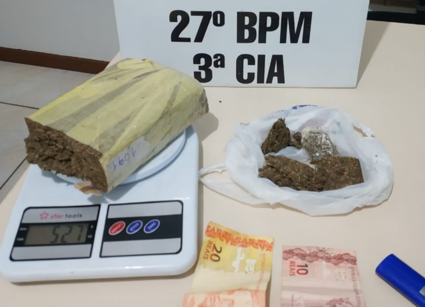  Grupo é detido pela PM com meio quilo de maconha, outras drogas e indício de venda