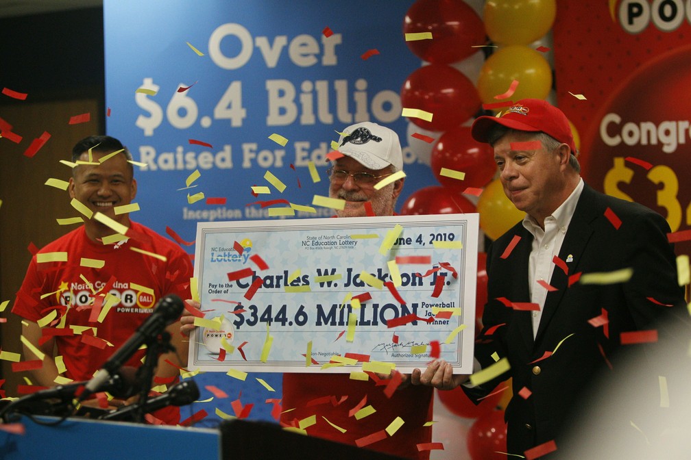 Americano usa números de biscoito da sorte e ganha US$ 344,6 milhões na loteria