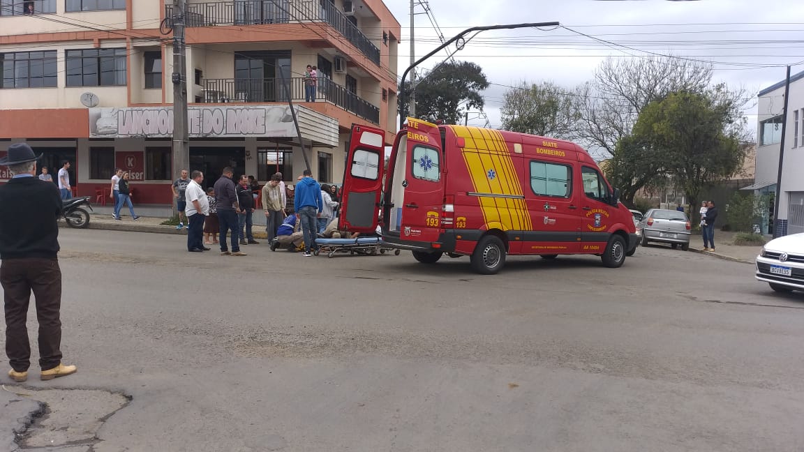  Acidente entre carro e moto deixa homem ferido no centro de São Mateus do Sul