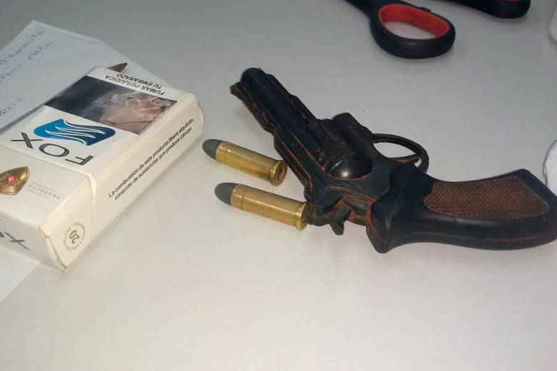  Policial do Escola Segura apreende simulacro de arma com aluno