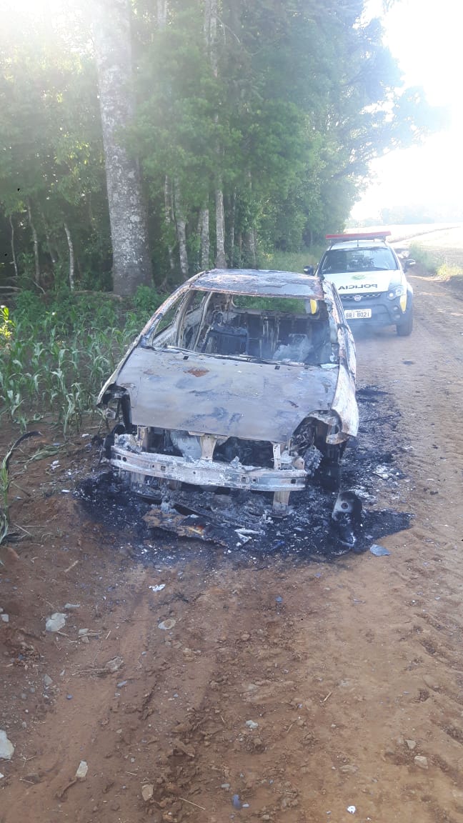  Veículo roubado em Curitiba é encontrado queimado na região da Água Amarela município de Antonio Olinto