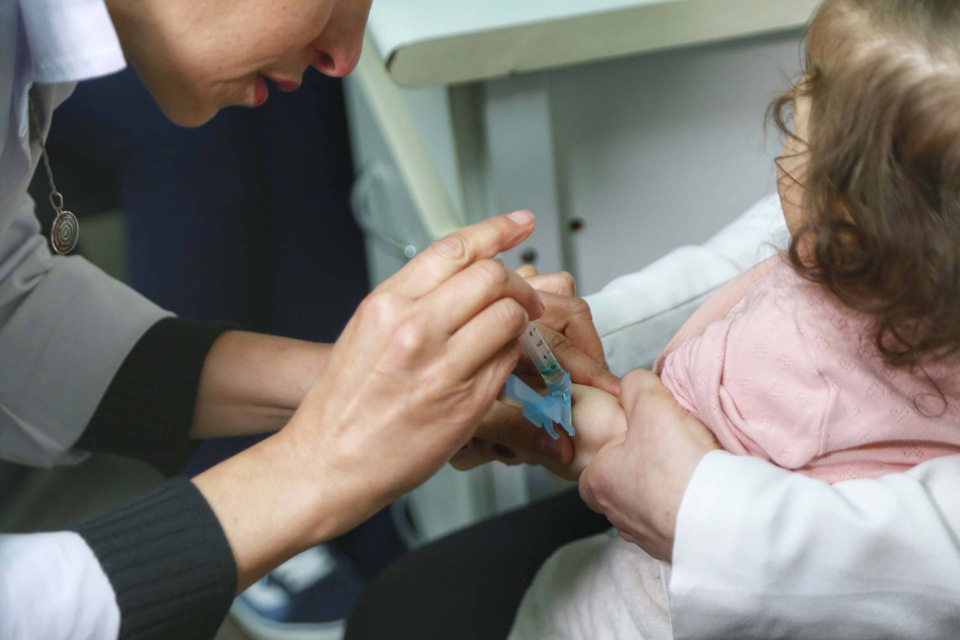  Paraná aplica 17 mil doses da vacina contra o sarampo no Dia D