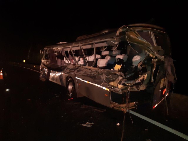  Colisão entre micro-ônibus e caminhão deixa 2 mortos e 15 feridos na BR-277