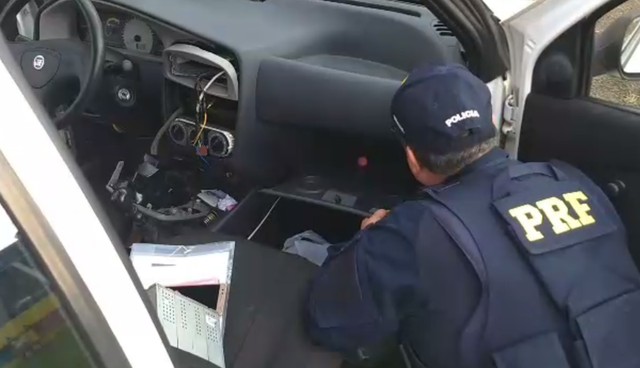  PRF encontra cerca de 50 kg de maconha escondidos em painel de carro em Irati