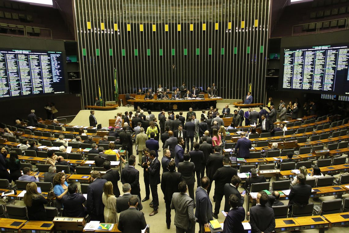  Câmara aprova PL que criminaliza desafios que induzem ao suicídio