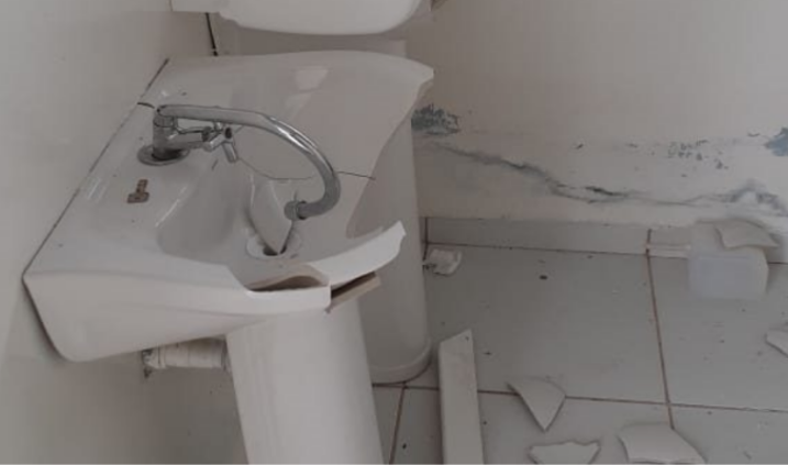  Vândalos depredam banheiro do Centro Esportivo de Canoeiro