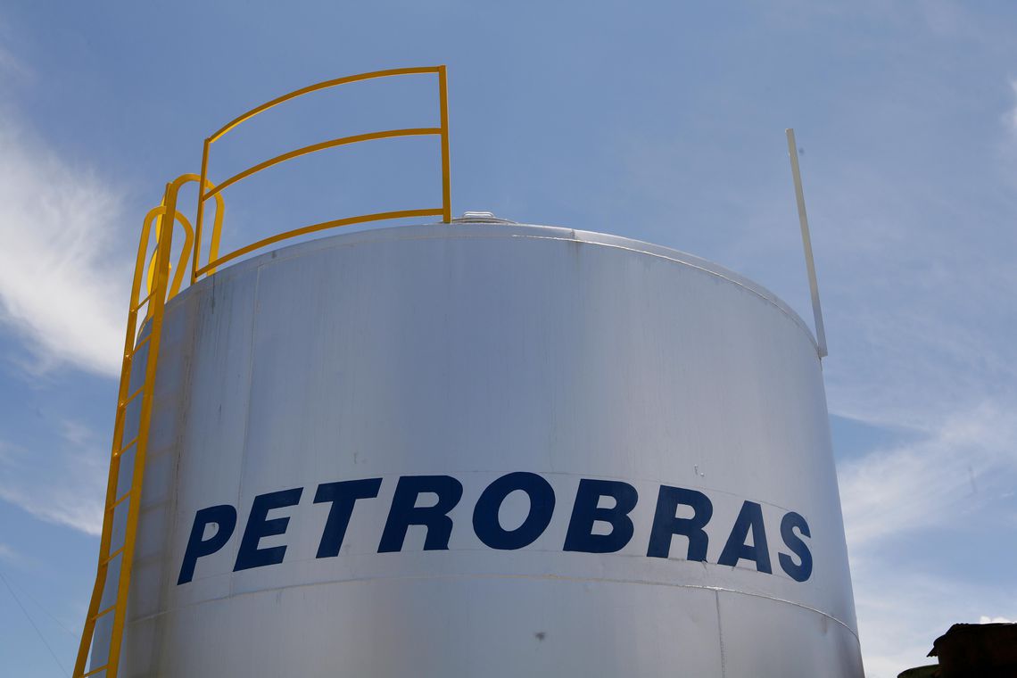  ​​​​​Petroleiros iniciam greve; Petrobras quer garantir abastecimento
