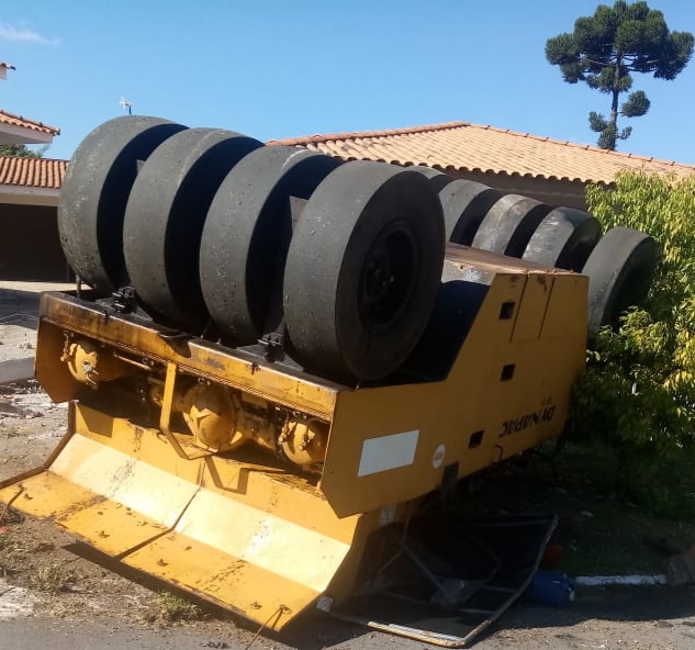  Operador de Rolo compactador perde o controle da direção e tomba em Antônio Olinto