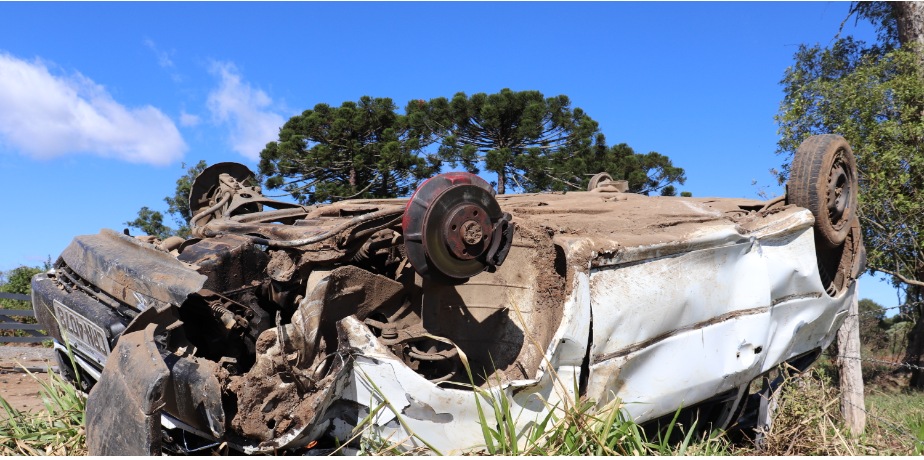  ACIDENTE: Capotamento de veículo na fazenda Maria Izabel