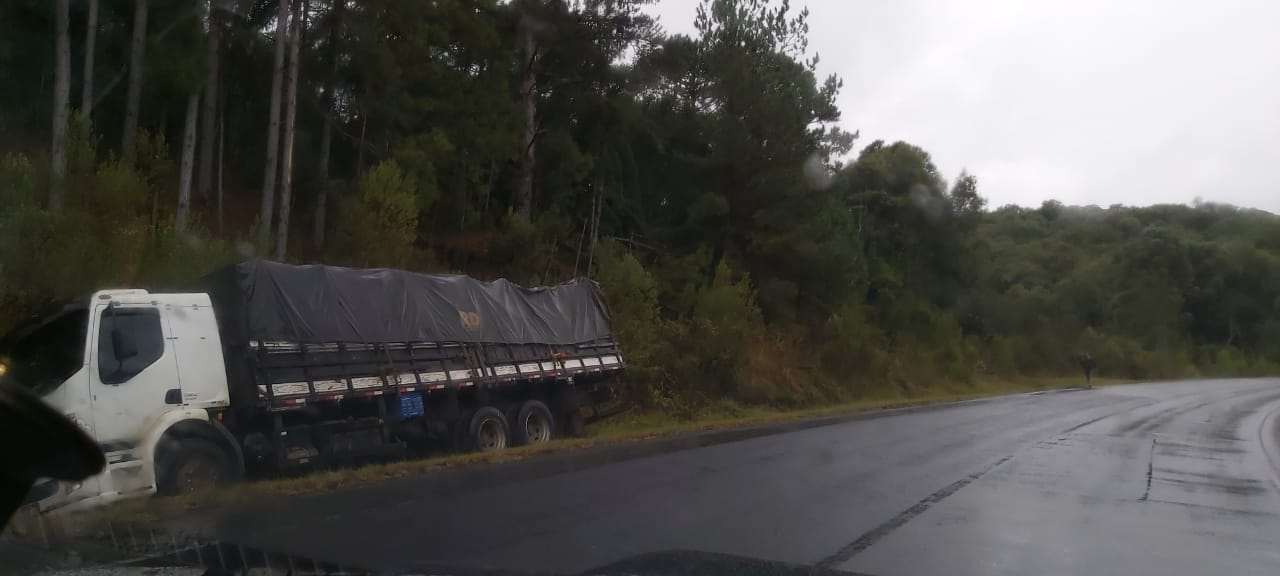  Caminhão sai da pista na PR-151 em São João do Triunfo