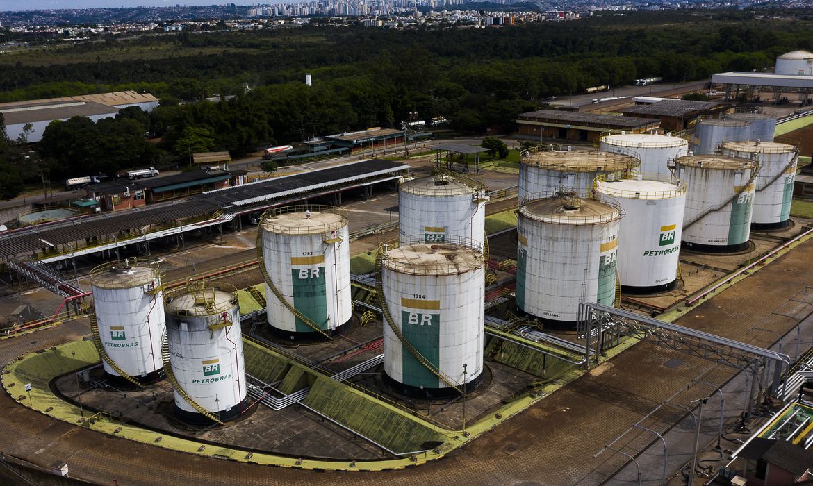  Petrobras reduz em 4% preço da gasolina nas refinarias nesta sexta