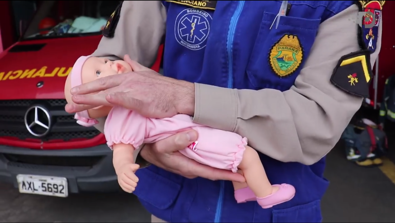  Bombeiro ensina técnicas para salvar crianças de engasgo