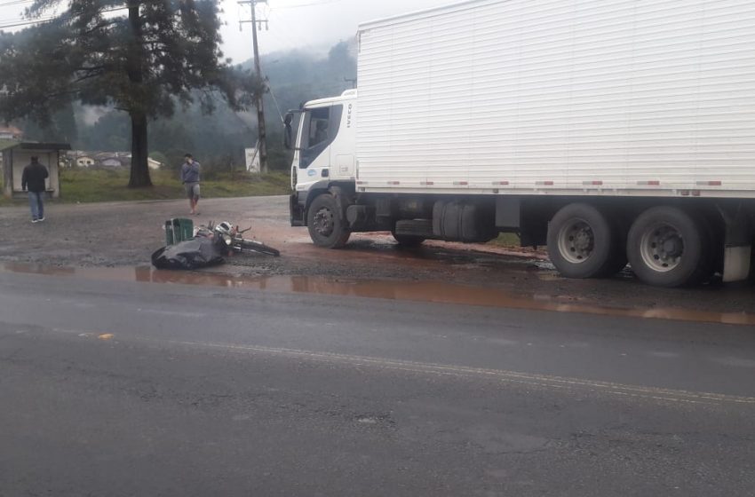  Motociclista morre atropelado após acidente envolvendo caminhões na BR-476