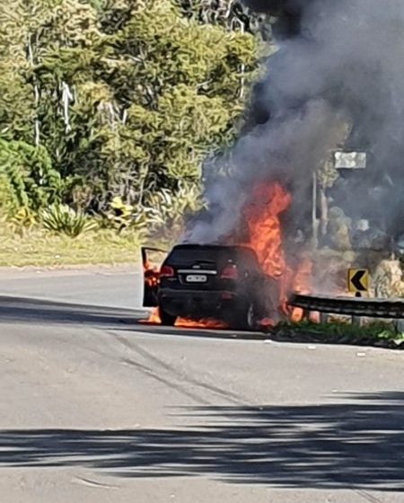  Carro com prefeito de Porto União e secretário pega fogo. Ninguém se fere