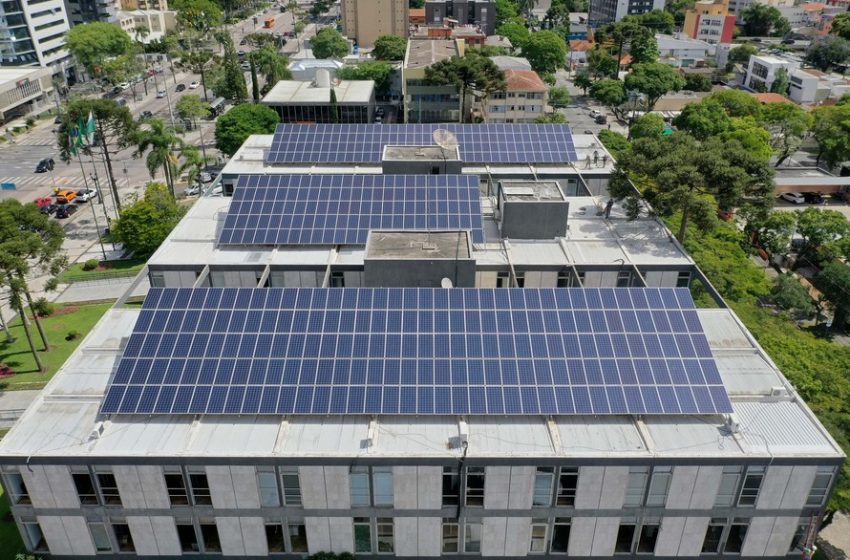  Paraná vai instalar painéis solares em 246 prédios públicos