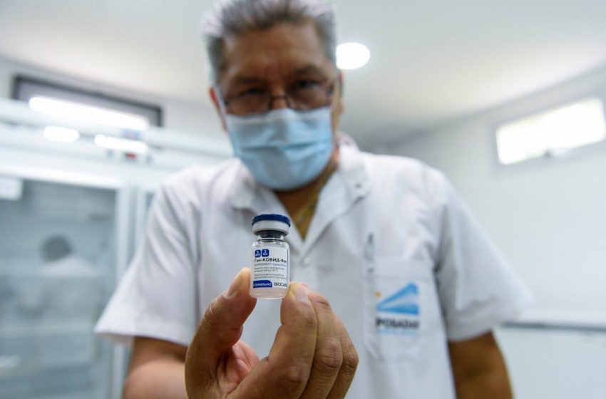  Cidade argentina, da tríplice fronteira, vacina 95 profissionais de saúde