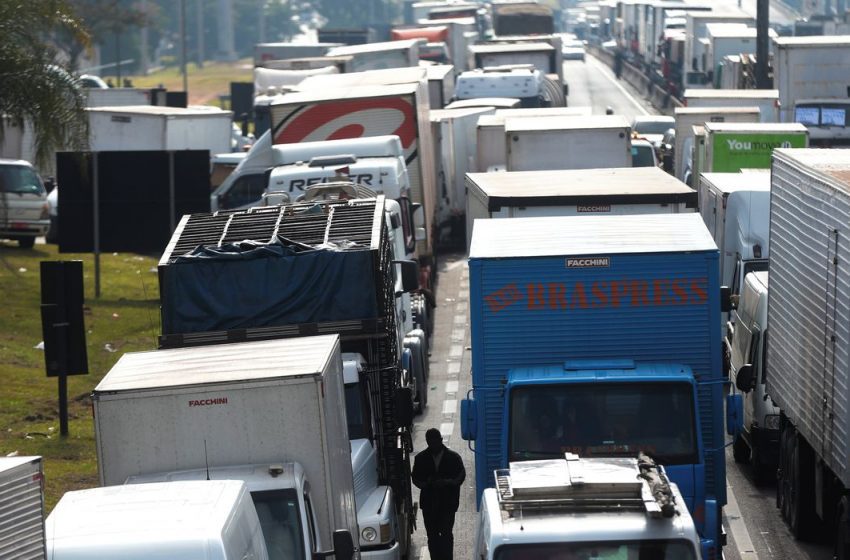  Ameaça de greve de caminhoneiros não prejudica trânsito em rodovias