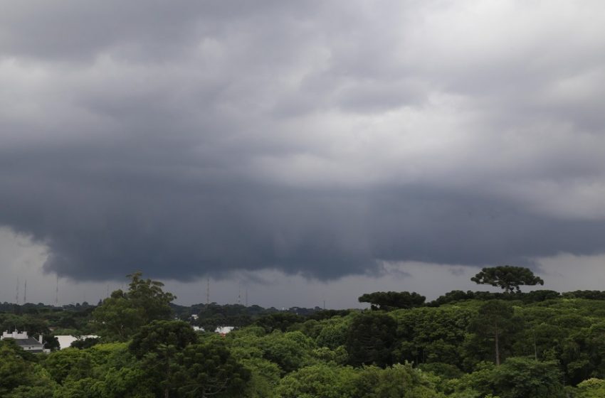  Curitiba e litoral do Paraná entram em alerta amarelo para tempestades