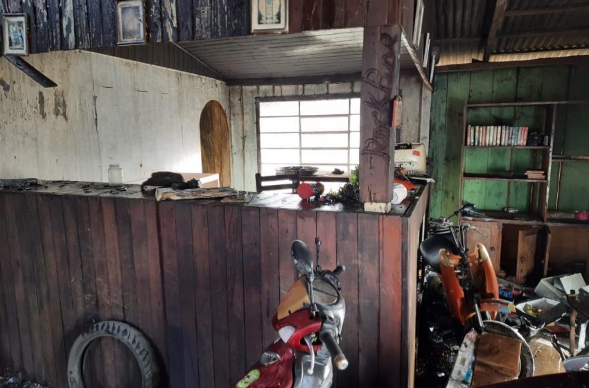  Bombeiros controlam incêndio em oficina de moto, na cidade de Três Barras