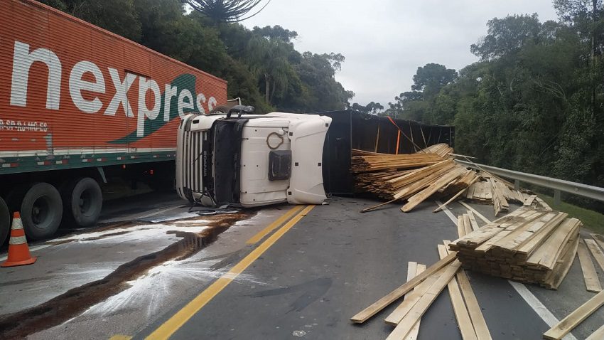  Caminhão tomba e bloqueia a BR-116, no município de Monte Castelo