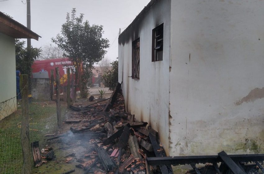  Incêndio em residência mata três pessoas em Rio Negrinho, SC
