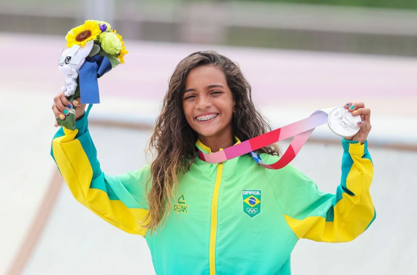  Rayssa Leal de 13 anos, conquista prata no skate street nas Olimpíadas