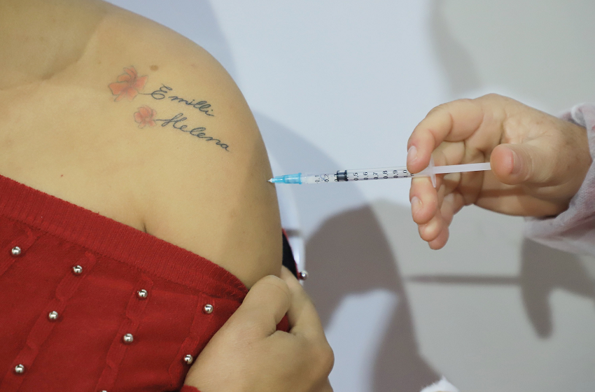  Estado Paraná informa ter aplicado mais de 10 milhões de vacina contra Covid-19