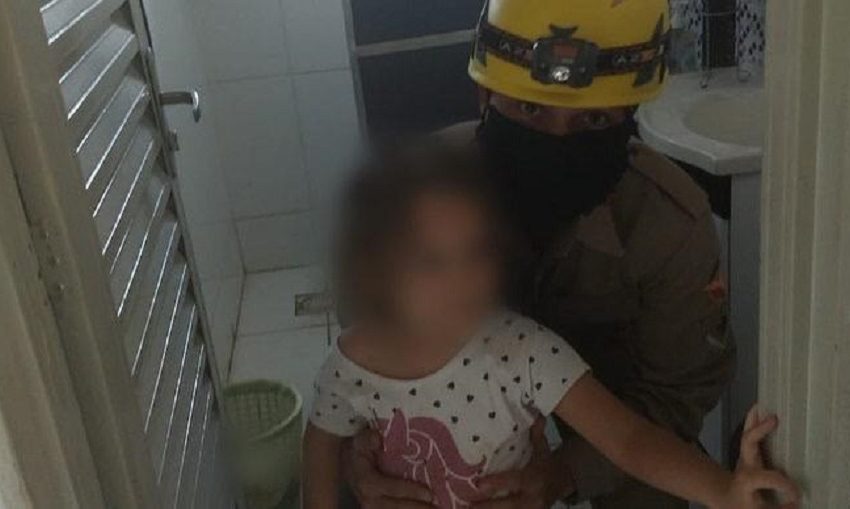  Família acusa professora de agredir criança e trancá-la em banheiro