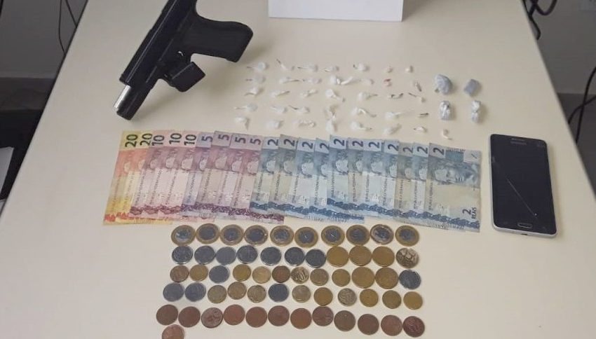  Após denúncias, PM apreende drogas, simulacro de pistola e dinheiro em São Mateus do Sul