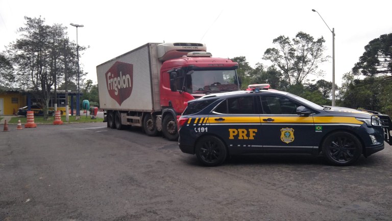  PRF recupera caminhão, resgata motorista e detém suspeito de assalto em PG