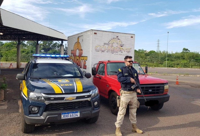  Sem saber que caminhão havia sido furtado, PRF recupera e devolve veículo para dono no Paraná