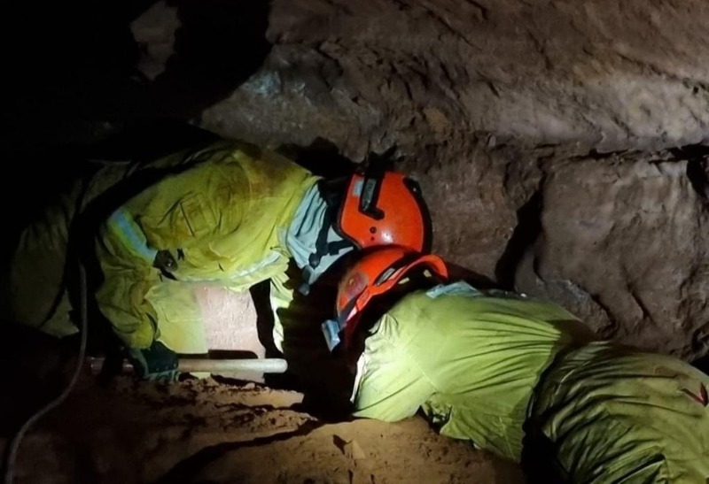  Caverna desaba no interior de SP e bombeiros ficam soterrados