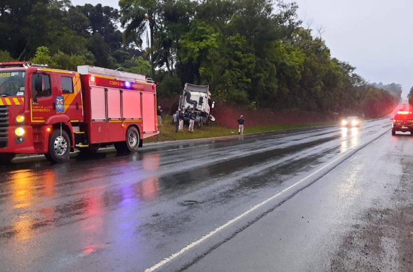  Caminhoneiro fica ferido após bater em barranco na BR-476, em São Mateus do Sul