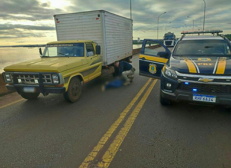  Em menos de meia hora, PRF recupera caminhão de mudanças furtado no Paraná