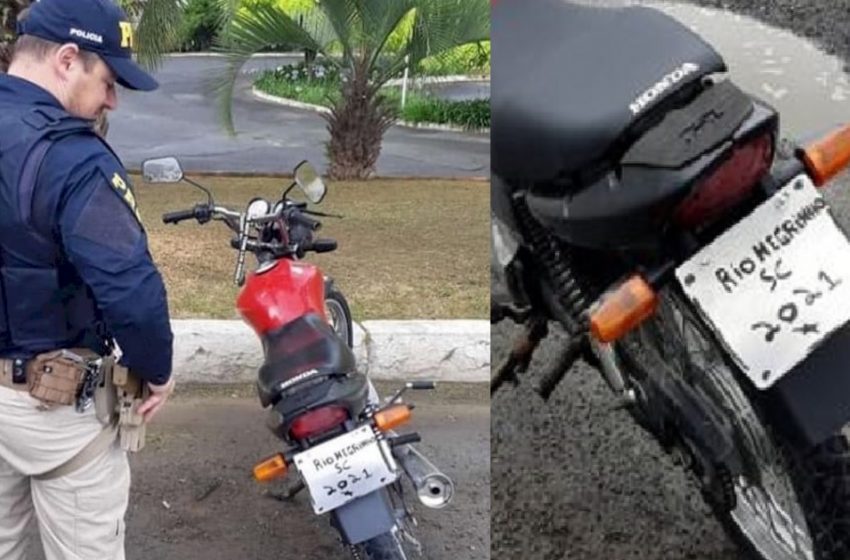  Motociclista pinta placa de moto à mão e é multado