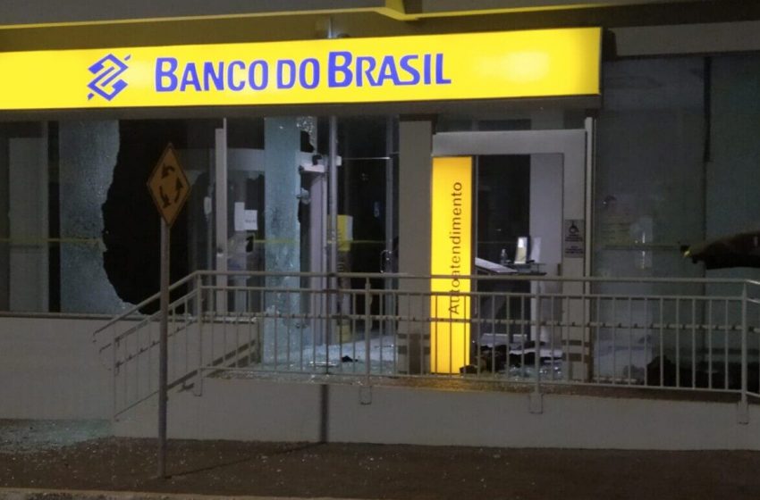  Troca de tiros após assalto a cooperativa de crédito no Paraná deixa seis mortos
