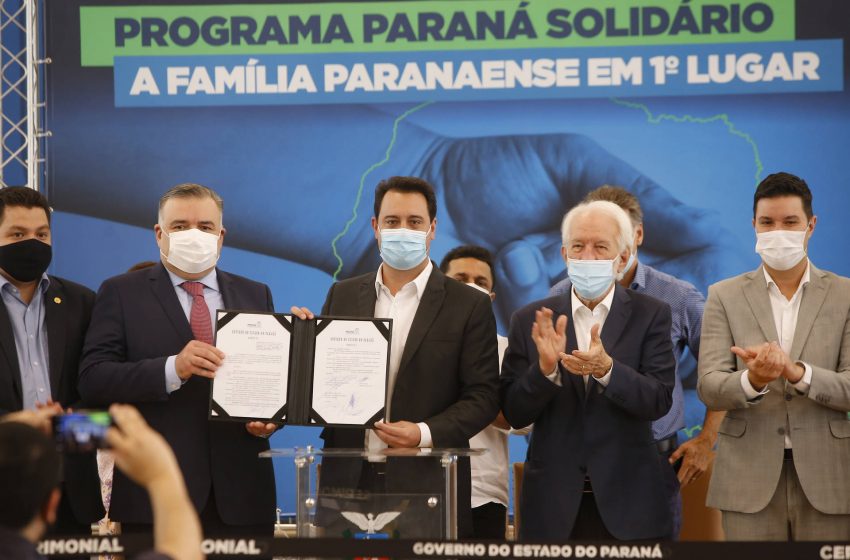 Benefícios sociais do Estado são ampliados pelo  Governador no lançamento Paraná Solidário