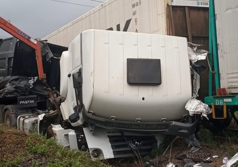  PRF atende acidente envolvendo carreta e trem em Irati