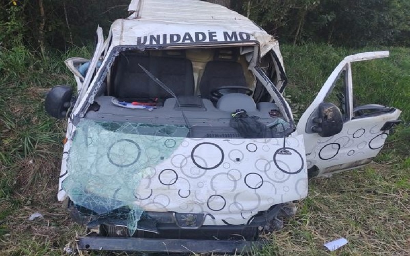  PRF atende acidente na Transbrasiliana envolvendo uma Van e um veículo Passat na BR 153 em Tibagi