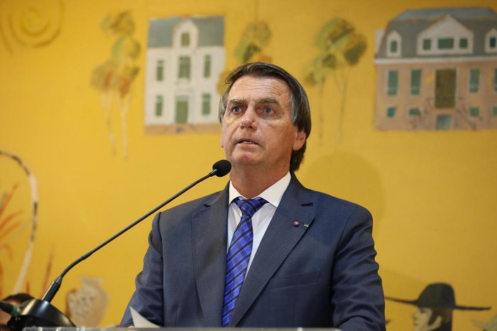  Bolsonaro confirma reajuste de 33,24% no salário dos professores
