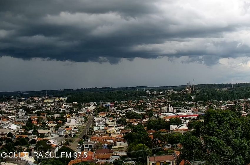  Feriado deve ser marcado por chuva com risco de temporal no Paraná