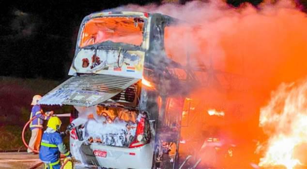  Ônibus com 32 passageiros pega fogo e fica destruído em rodovia do Paraná