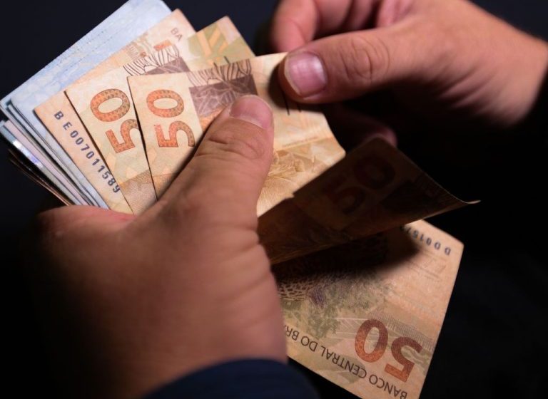  Salário mínimo ideal do brasileiro deveria ser de R$ 5.997, diz pesquisa do Dieese
