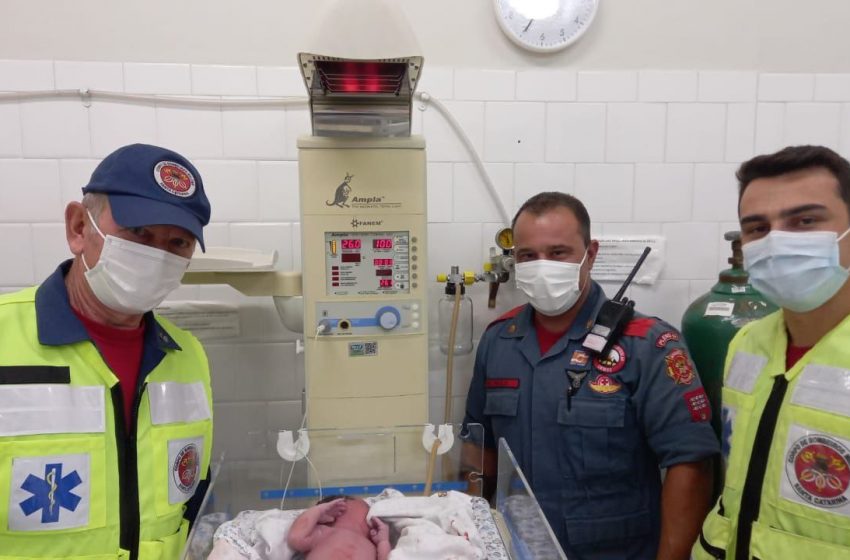  Bebê nasce a caminho do hospital com ajuda de Bombeiros
