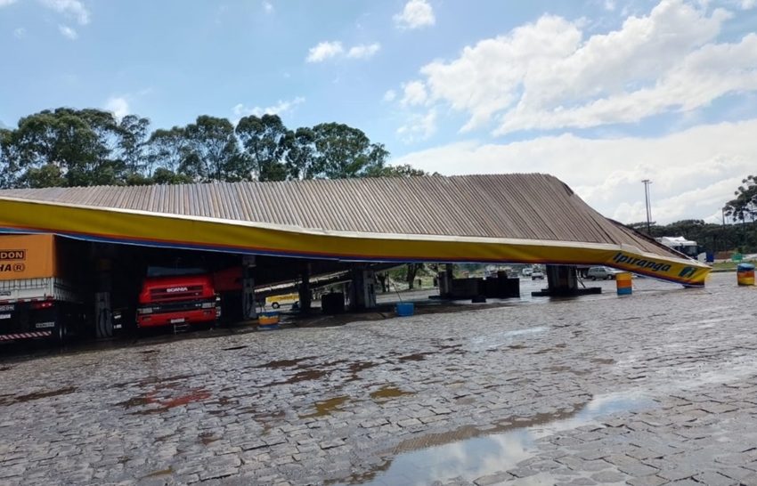  Temporal derruba cobertura de um posto no Paraná