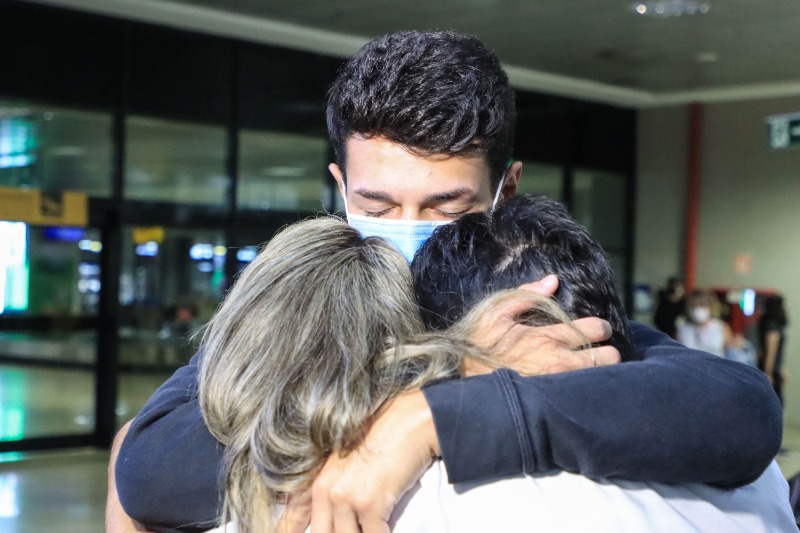  Paranaenses vindos da Ucrânia em avião da FAB desembarcaram em Curitiba